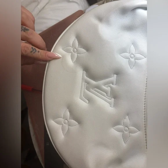 Louis Vuitton White Shoulder Bag with Gold Chain - Picture 11 of 11